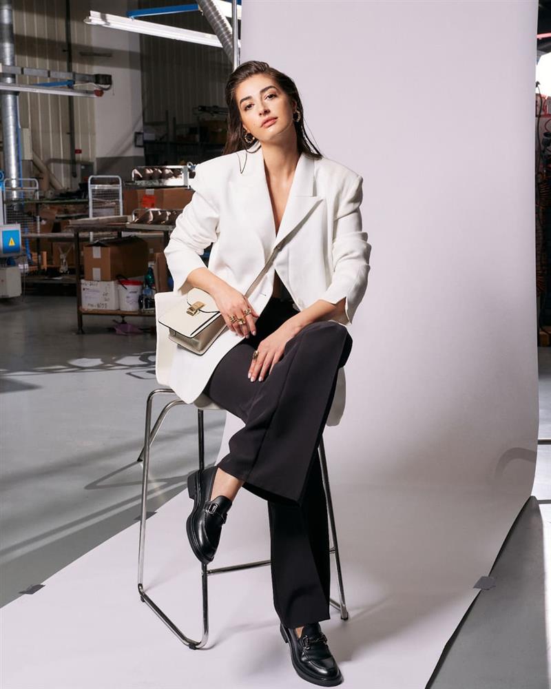 Pantalonii evazați în tendințele modei actuale